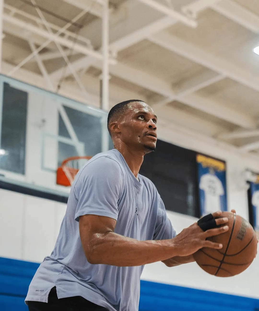 威少还在努力训练，到底能不能继续打NBA
截至目前，威少还是无人问津，国王可能是