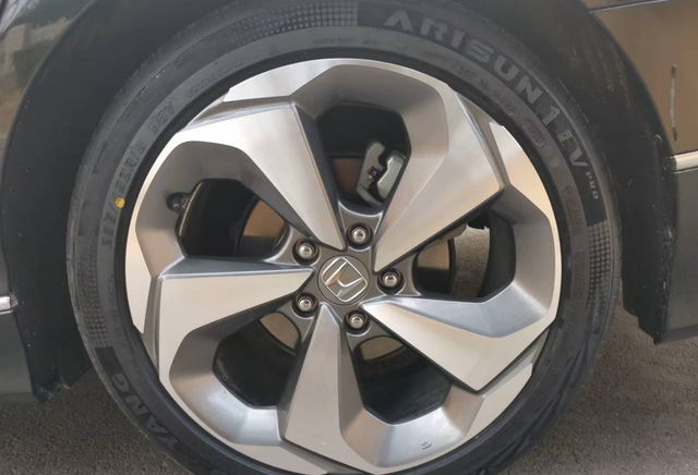 EV胎我给兄弟们试了
一直听说EV专用胎噪音很小，而且因为轮胎的滚动阻力小，还比