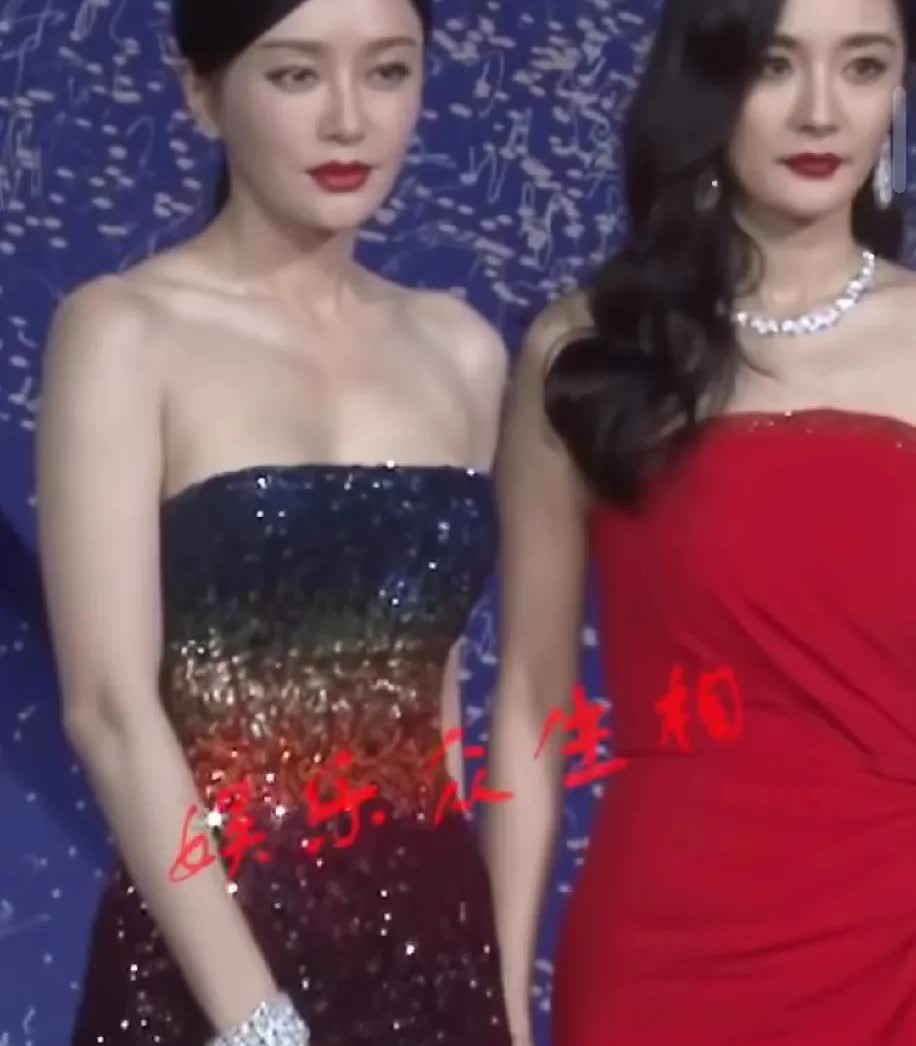 杨幂和秦岚站在一起，两人个子差不多高，皮肤也差不多白，但是我觉得秦岚比杨幂更漂亮