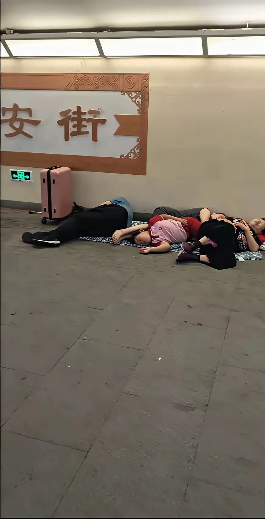 游客在这里睡觉，大家说他们为什么不住旅馆？
