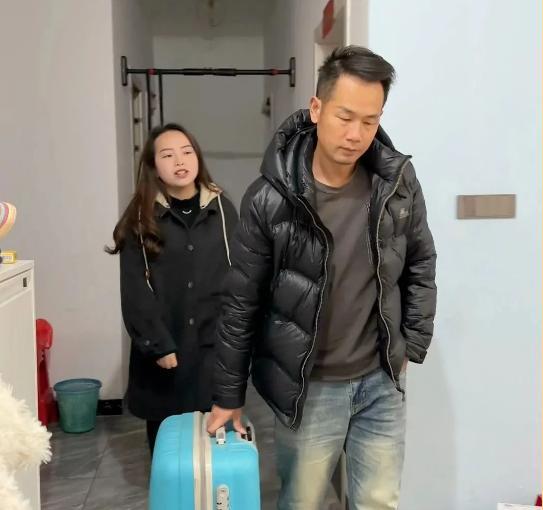 [月亮]丈夫做了12年上门女婿，昨天悄悄往老家汇了10万块钱。我妈听说后念叨了几