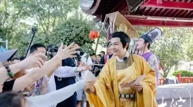 【60岁正当年！顶流戏骨扎堆景区再就业，网友：比剧组赚得爽？】
这个暑假的景区N
