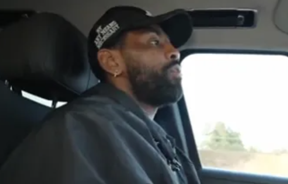 凯里-欧文在直播中谈到了自己童年时期的篮球灵感来源，并表示自己曾尝试通过录像学习