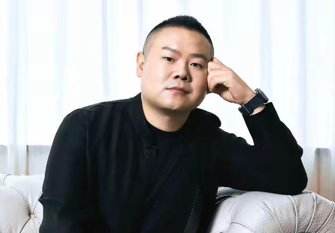 莫在跨界中迷失？岳云鹏本职是相声演员，却频繁跨界。音乐领域积累不足，演唱会像似冒