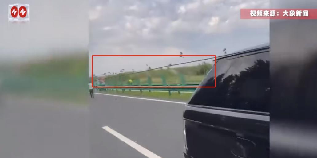 吉林，一小伙，驾驶着百万路虎带朋友出行，结果在高速公路上，被一根不知从哪冒出来的