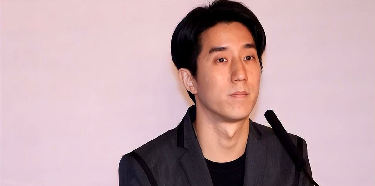 成龙儿子烧烤摊视频引热议











成龙儿子房祖名和女儿在烧烤摊的视