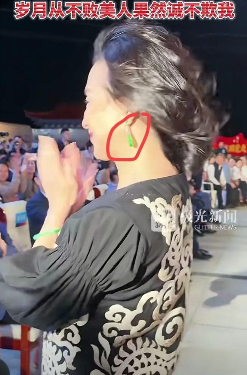 何超琼可能做梦都没想到

7月2日在黑龙江出席活动

最贵重的并不是她戴的耳环和
