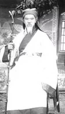 辟谣，照片中根本不是“关中大儒迎革命军，穿起了汉服！” 
牛兆濂生于清，考取受仕