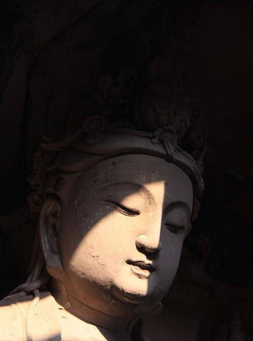 遵循本心，坚持在自己的节奏里生活，自由自在；保持沉默，学会在别人的评价里，淡然处