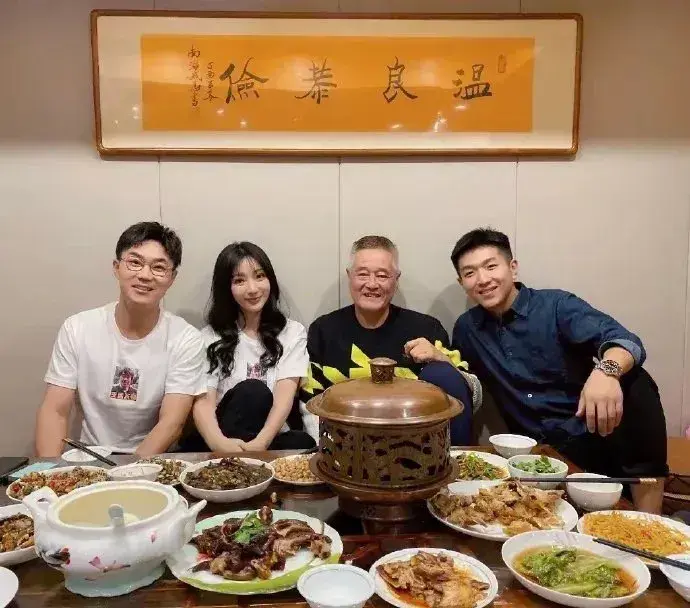 赵本山大鹏聚餐，怎么不喝饮料或者喝酒啊！