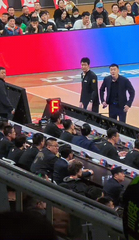 CBA辽宁队主教练在场边与观众席发生冲突？有人知道为什么吗？