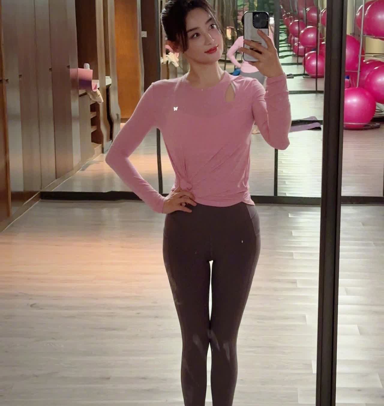 袁姗姗，165cm，马甲线女王。