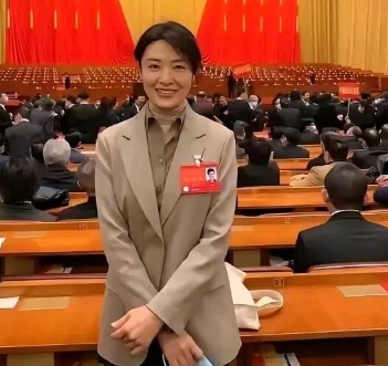 这一位美女长得真漂亮，长得一副明星脸，颜值已经超过了很多人。气质温婉，妆容精致，