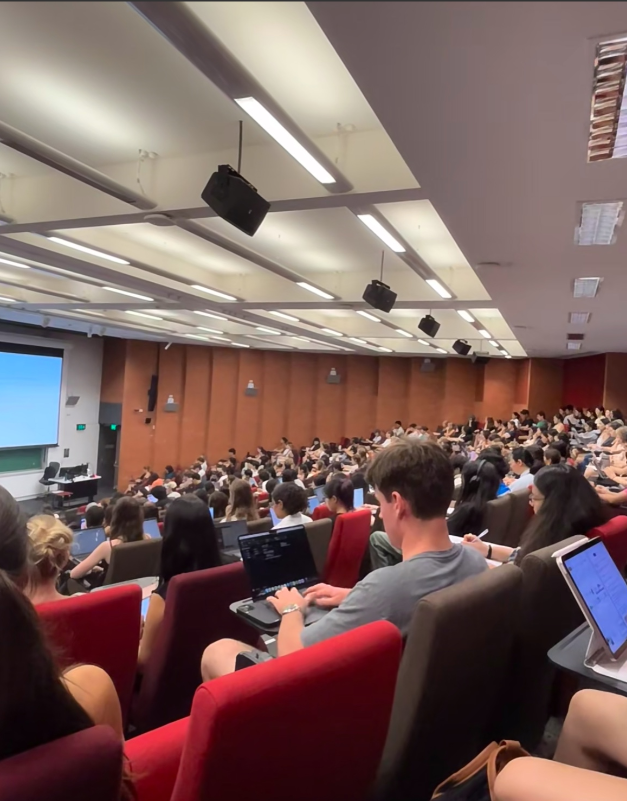 留学生质问行政楼：我们取消的学位为啥不通知我们？结果被一句话怼回去：校规面前，没