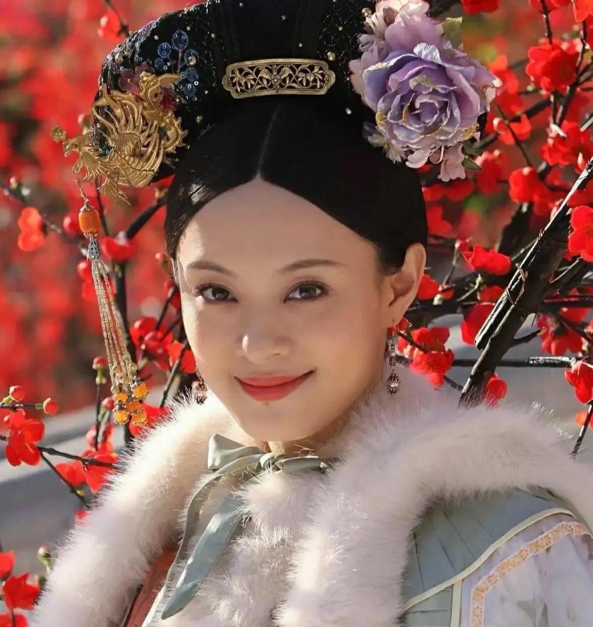 孙俪的唇下痣没了。可能有些人不知道其实那不是痣，而是她早年被玻璃碎渣崩出来的疤痕