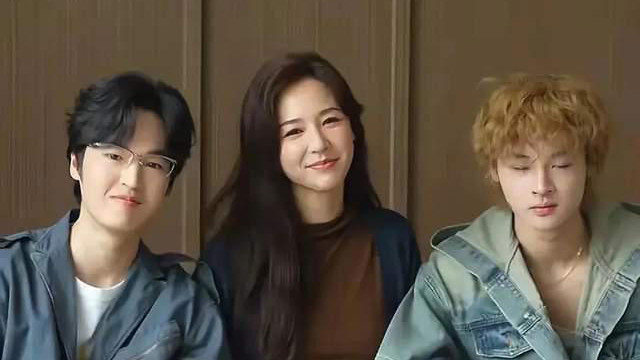 马景涛与吴佳尼的大儿子成年了，身材高大，母子三人合照似姐弟