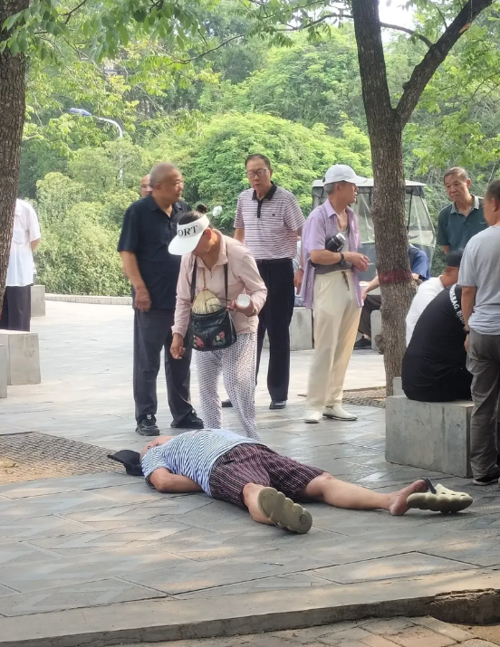 今天上午9时10分左右！焦作市人民公园内一名退休老年人！在小广场观看牌友打扑克牌