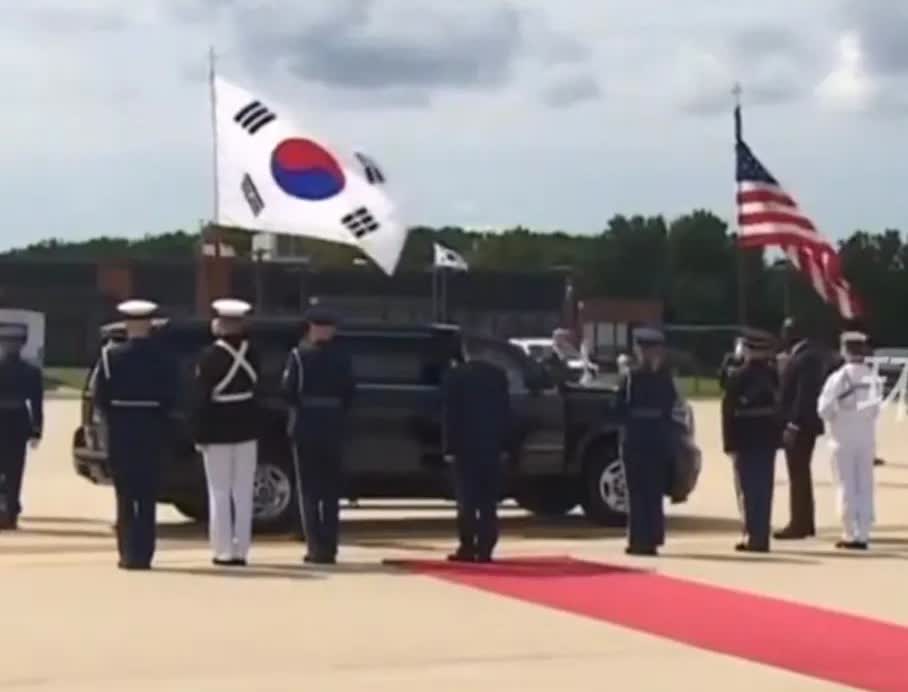 美国接机李在明，只派出了两名官员，而且其中一名官员还戴着墨镜跟李在明握手，被外界