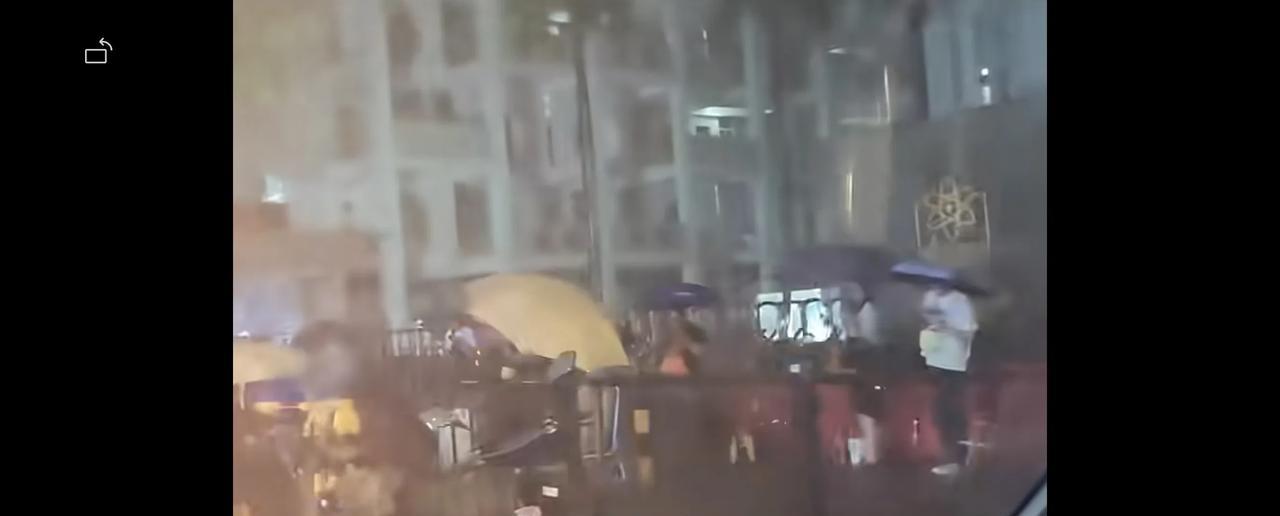 你愿意在孩子中考放榜前夜，冒着暴雨在中专门口排队不？成绩不好，这才16岁，家长的