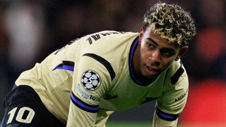 亚马尔遭嘲讽：切尔西球迷高呼“亚马尔只能给埃斯特旺提鞋”