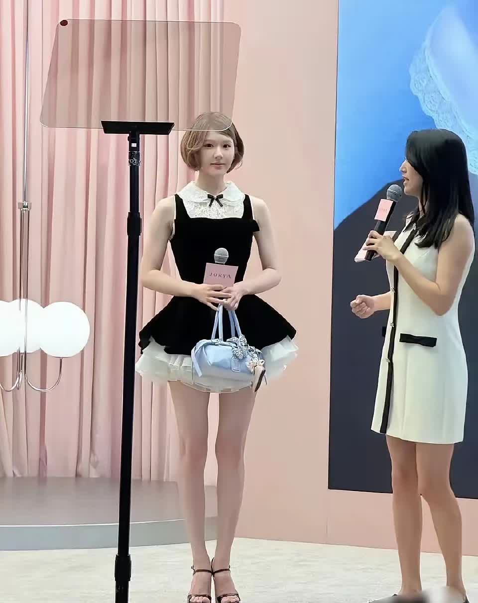 赵露思的最新造型引发热议，这短发和无眉妆容，真的让人眼前一黑。
难道明星的审美