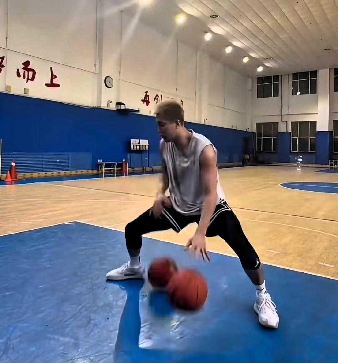 郭艾伦重返辽宁体育馆训练，既没有跟随龙狮去打NBA季前赛，也没有回到广州安排训练