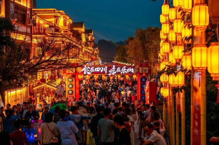 1亿人涌入乐山，为何三分之二不去景区去城区？