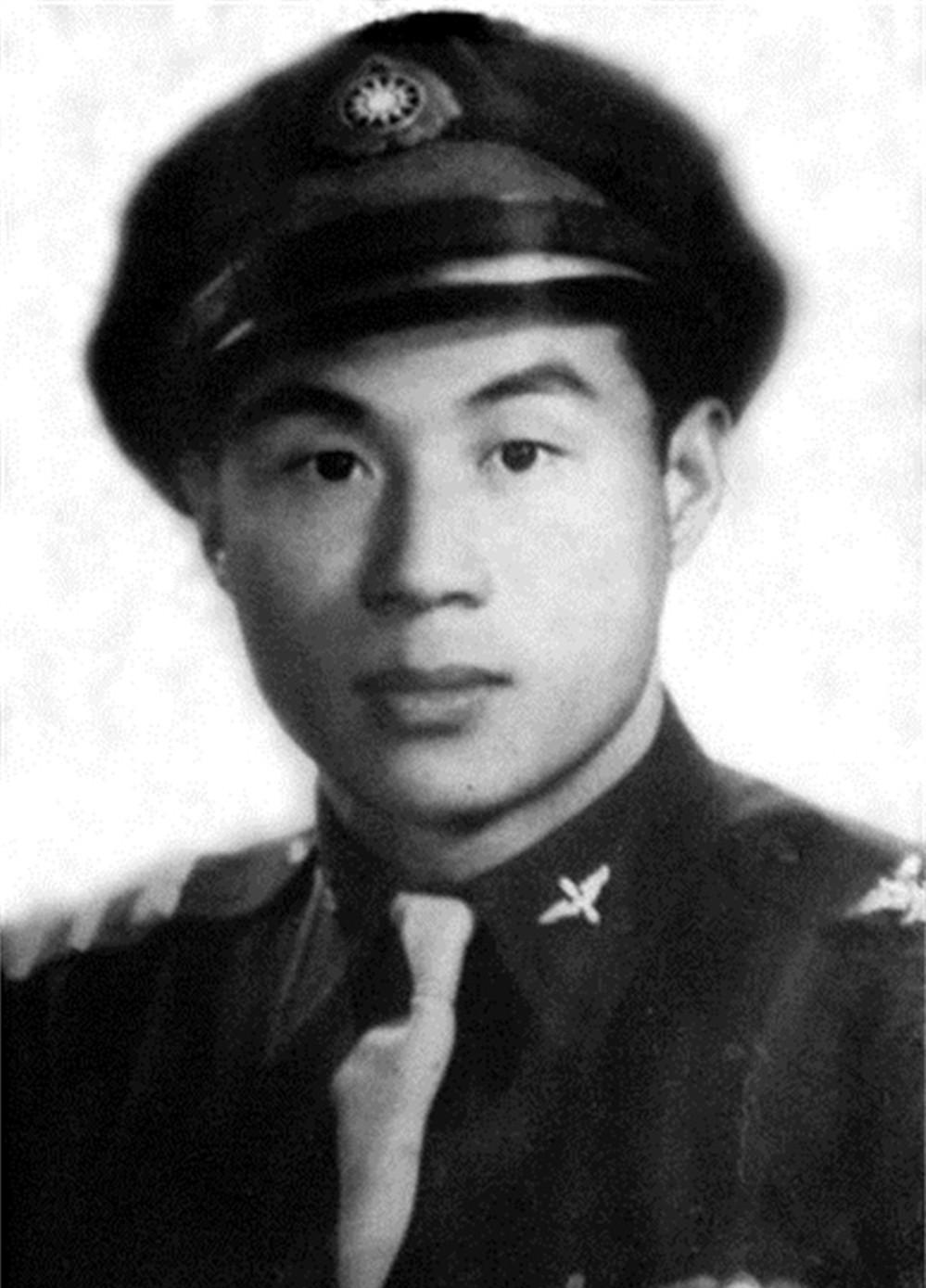1983年初，63岁的王延周为下乡的县领导倒水，领导意外地发现，老人穿着的是空军