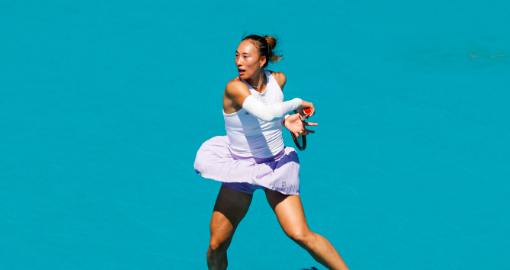 3月25日凌晨，WTA1000迈阿密站女单1/8决赛中，中国网球一姐郑钦文以2-