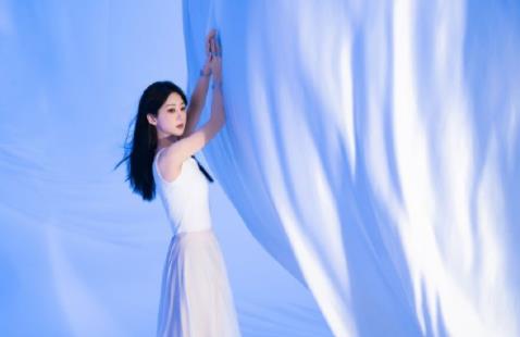 杨紫姐感十足的黑长直造型