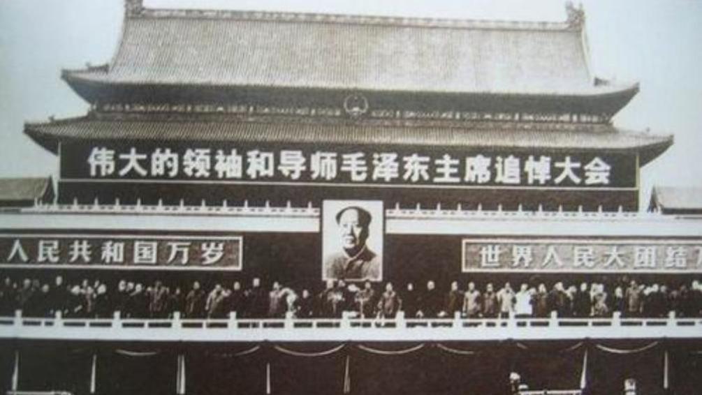 1976年，毛主席追悼会上所有人起立，唯独一老妇人坐着，她是谁？