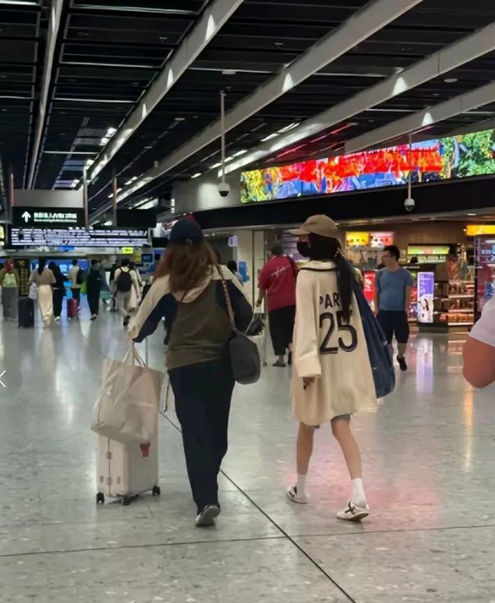 杨幂去香港看望女儿小糯米，被网友拍到了。
突然发现小糯米11岁了，她和刘恺威已经