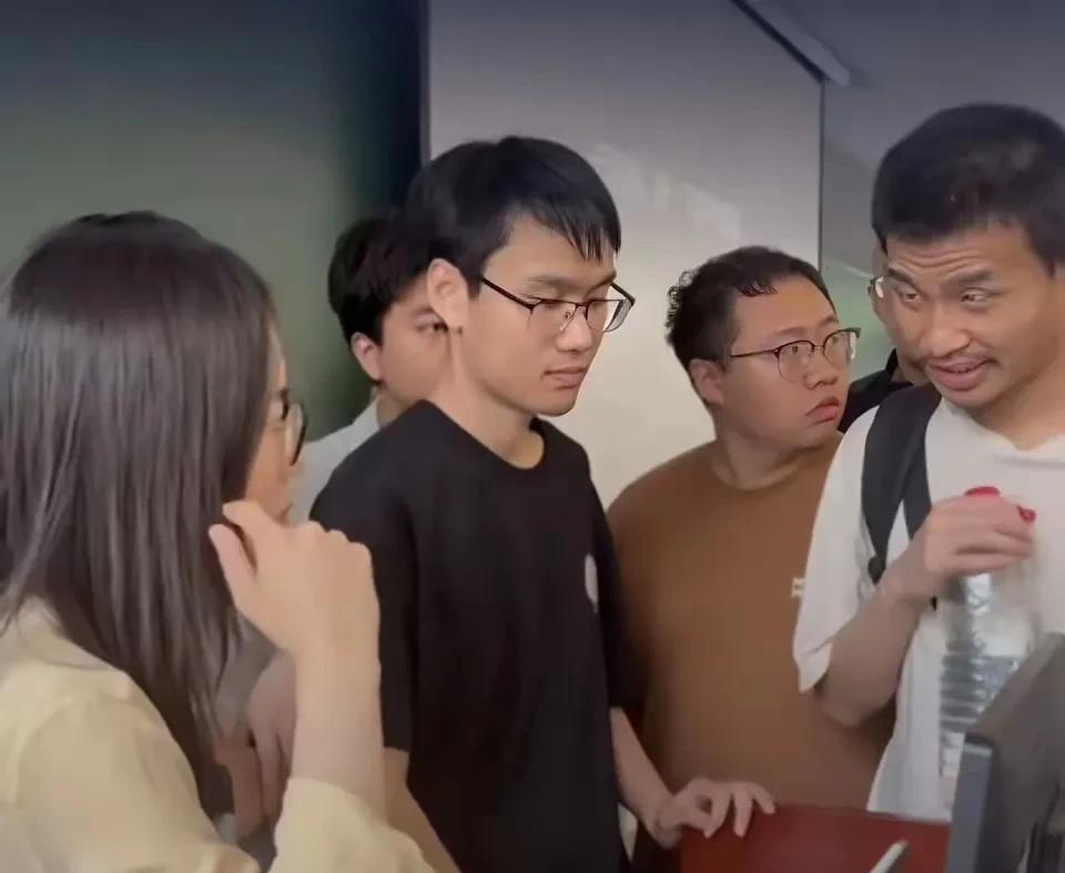 六个等级，韦东奕第六级，王虹第四级，丘成桐第三级，神在第一级，韦神韦神的叫，不尊
