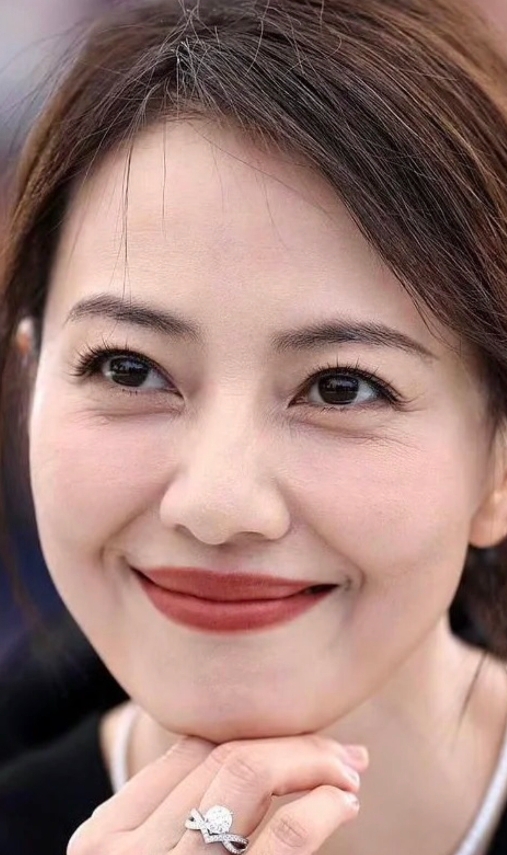 有人说高圆圆是中国第一美女，那她老了后和刘晓庆比到底谁更漂亮呢？
高圆圆身高16
