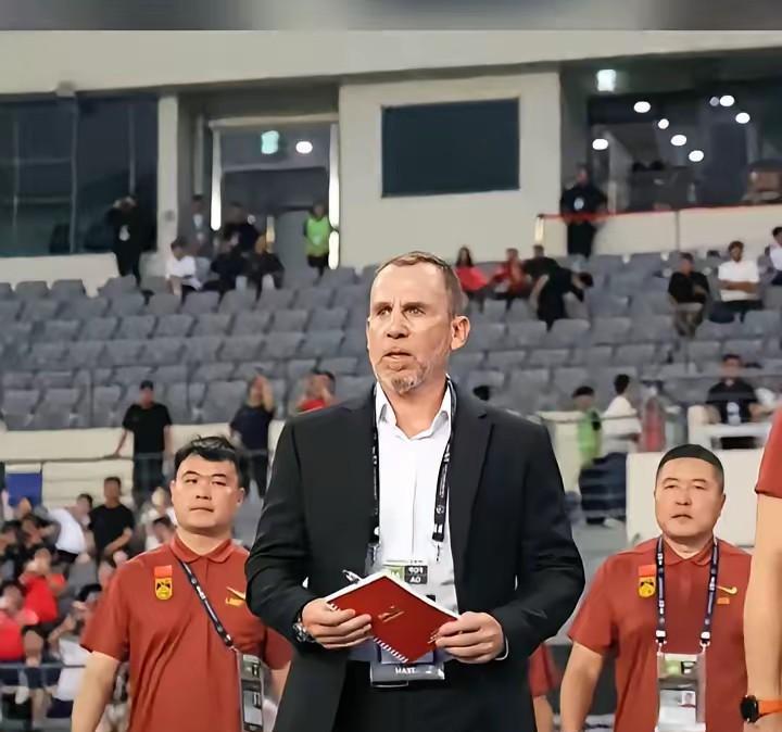 中国男足国家队目前还改变不了中国最大辱华组织的称号！因为球员个人能力差，联赛水平