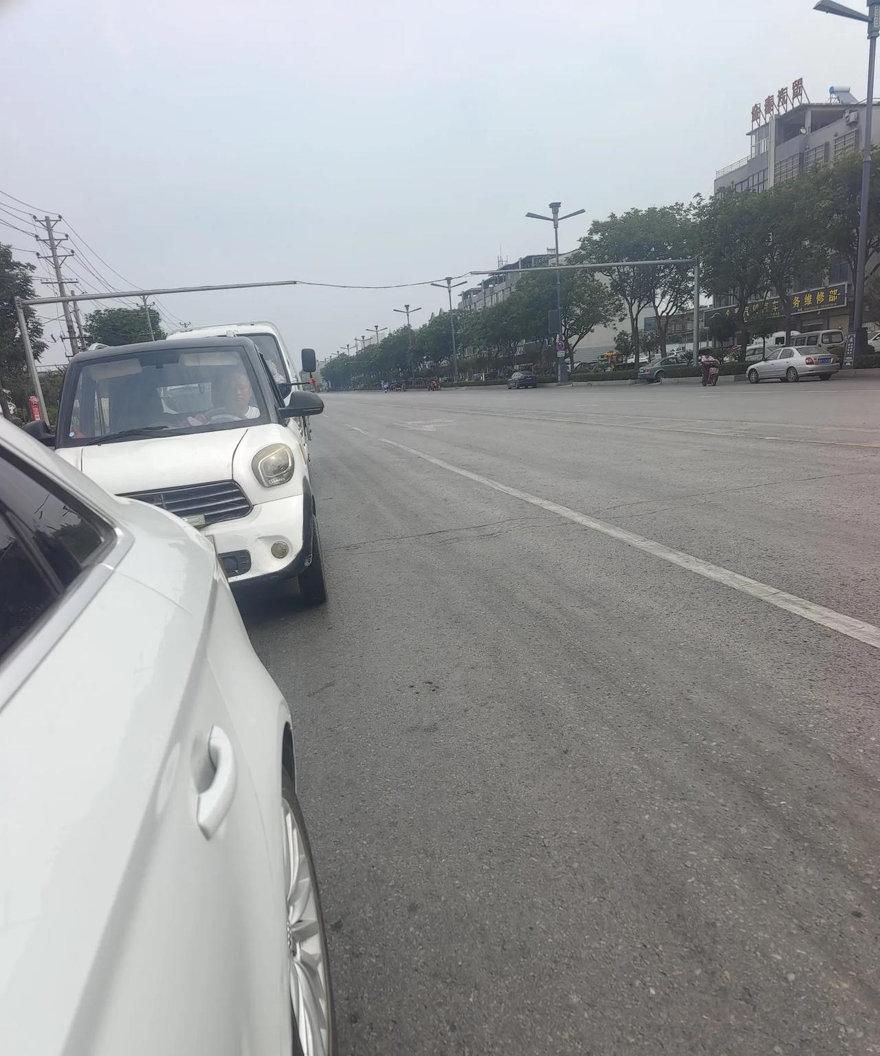 柏油路被太阳晒坏了
今天到鹤壁淇县路上发现107国道特别难走，淇县到县城那一段大
