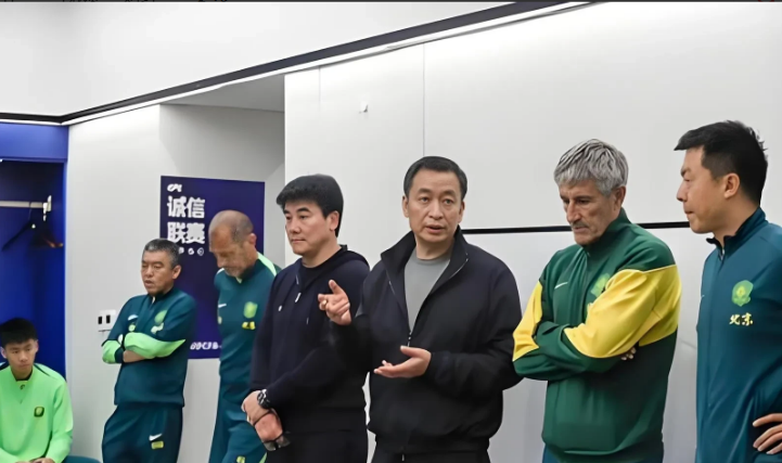 国安是怎么一步步成为了老赖球队的
当初周金辉接手国安队是有目的的，他就是想借冬奥