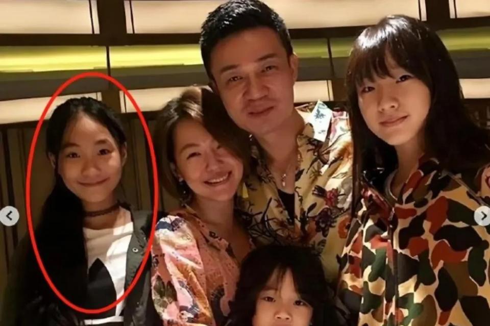 小S的二女儿Lily是2007年11月份出生，也就是还不到17周岁。
但是看她这