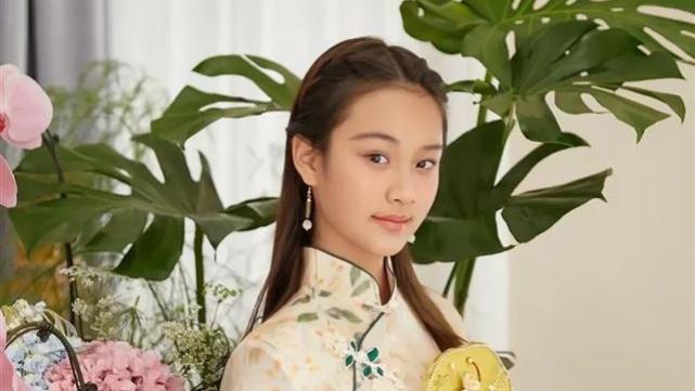 李小璐12岁女儿拍古装照，甜馨穿红色纱裙超像妈妈，越长越漂亮