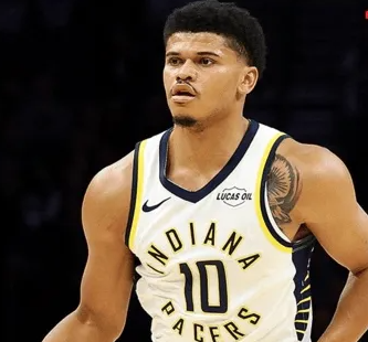 洛杉矶快船计划与雷杰-丹尼斯签下一份双向合同。
丹尼斯本赛季为印第安纳步行者出战