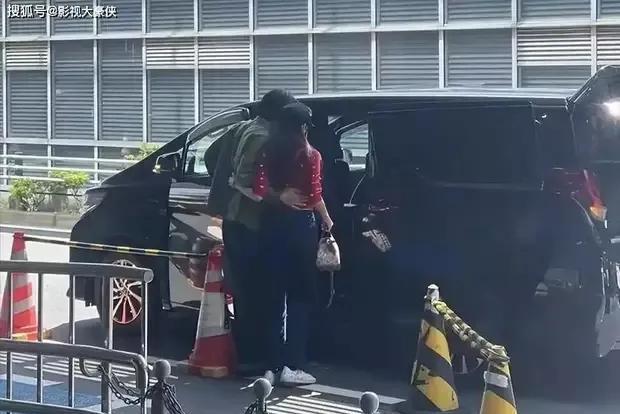 东京偶遇林志玲夫妇，林志玲又高又瘦像贵妇，俩人搂搂抱抱小举动超甜。黑泽良平把刚结
