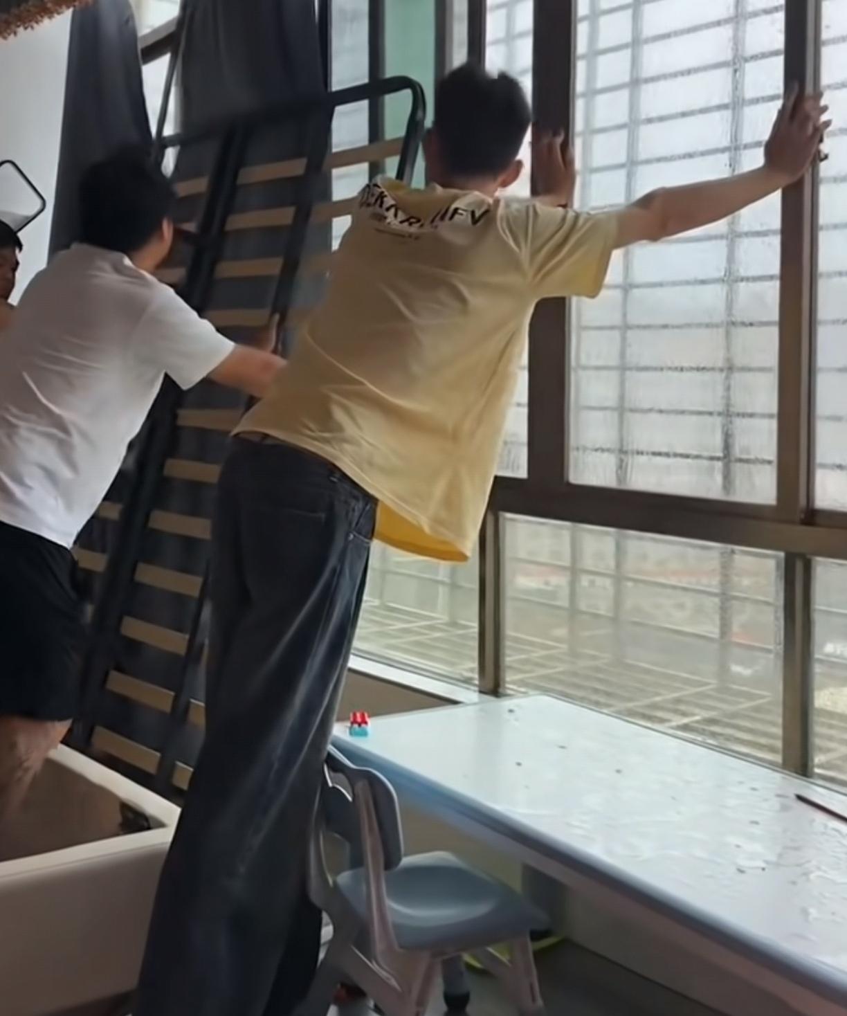窗门宽是好看、但遇到台风就不实用了！好危险！这个时候多想加条柱顶着[擦汗]