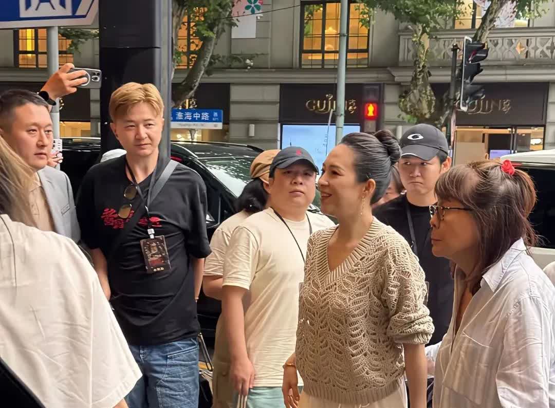 章子怡要是不打扮起来，真的很路人甲…

章子怡还是挺多变的，前几天出席《酱园