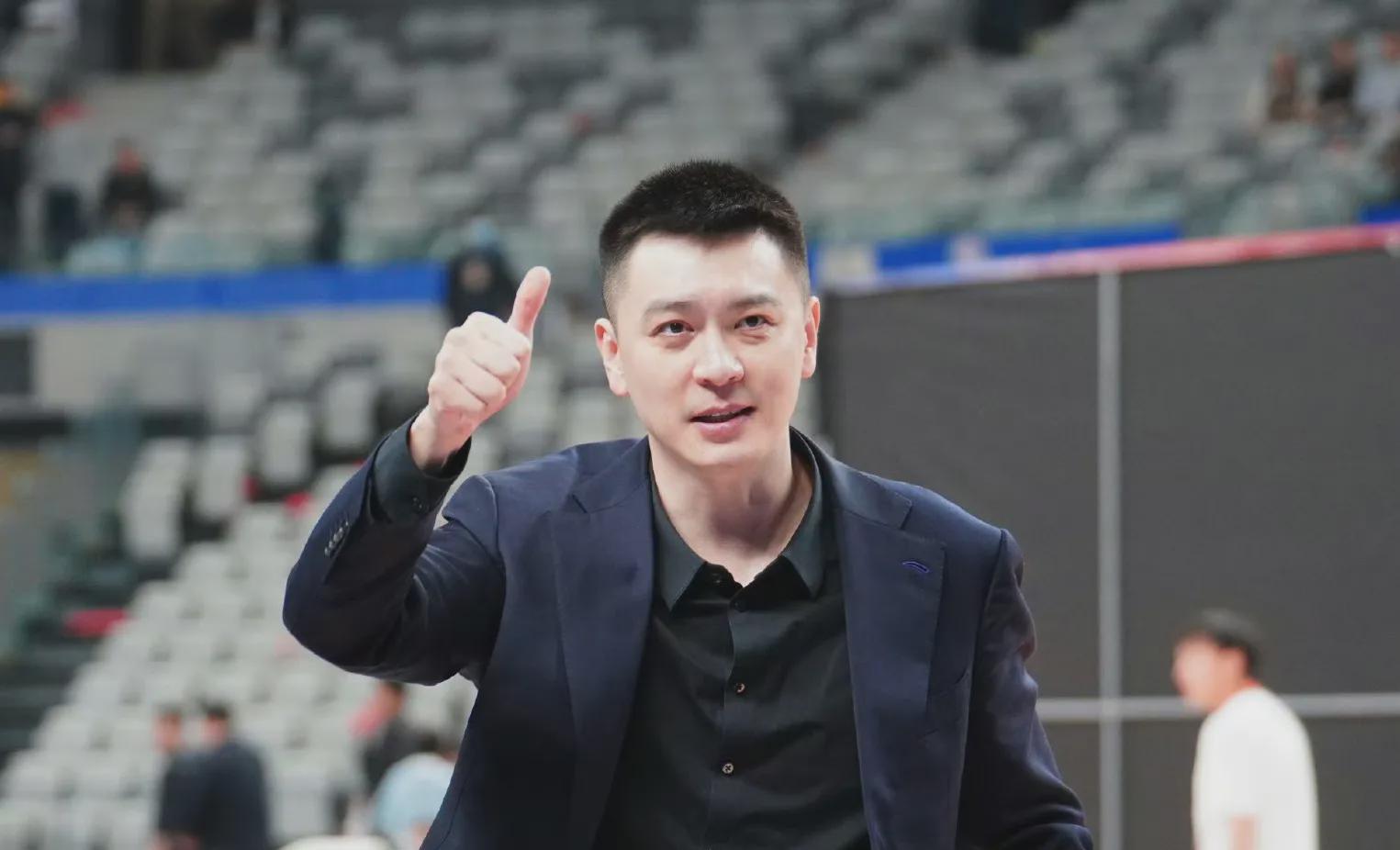 辽宁男篮今日回到沈阳，由于航班爆满，主教练杨鸣率先启程，其余队员稍后出发，经北京