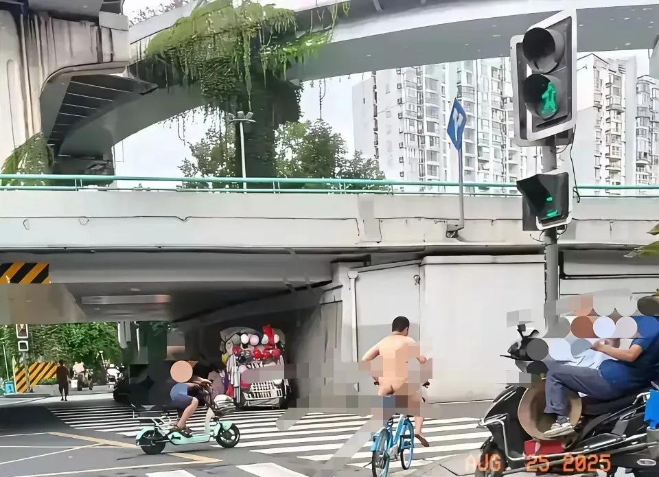 这是谁家的老公，竟然如此勇猛。
大哥，你这一路骑行，可谓是一道独特的风景线啊，不