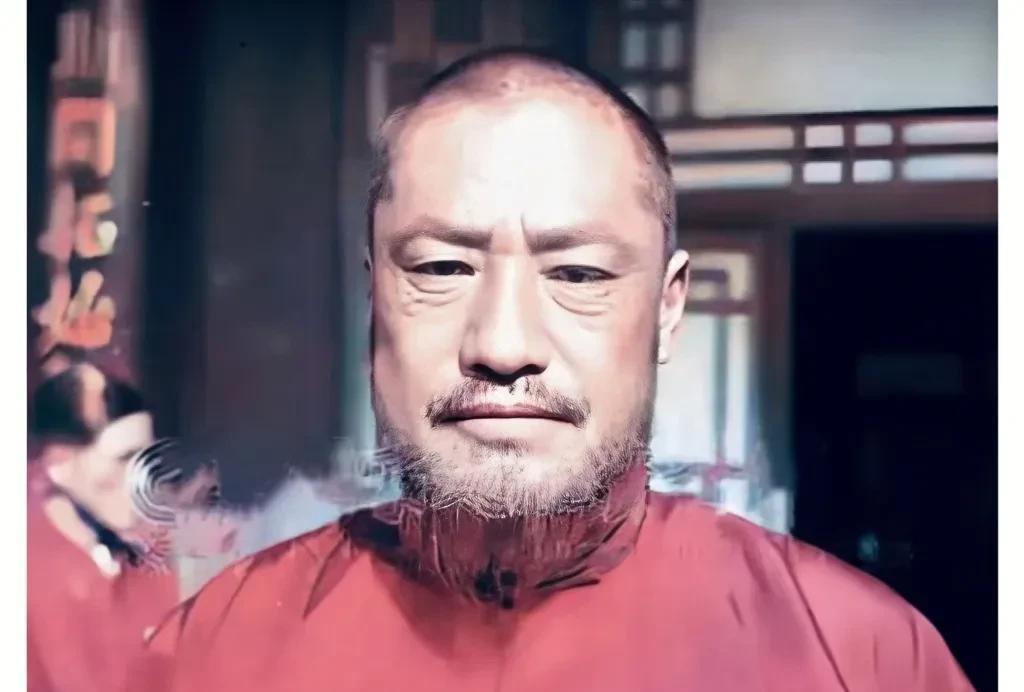 一张老照片，拍摄于1942年，大家看看留着短寸头和满脸络腮胡的这人是谁！这才是他
