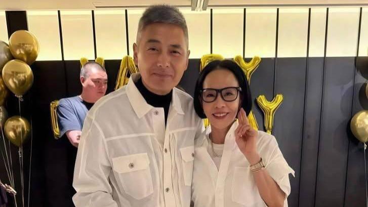 半生繁华，终归朴素：周润发捐56亿的豁达，与妻相伴是最好的人生