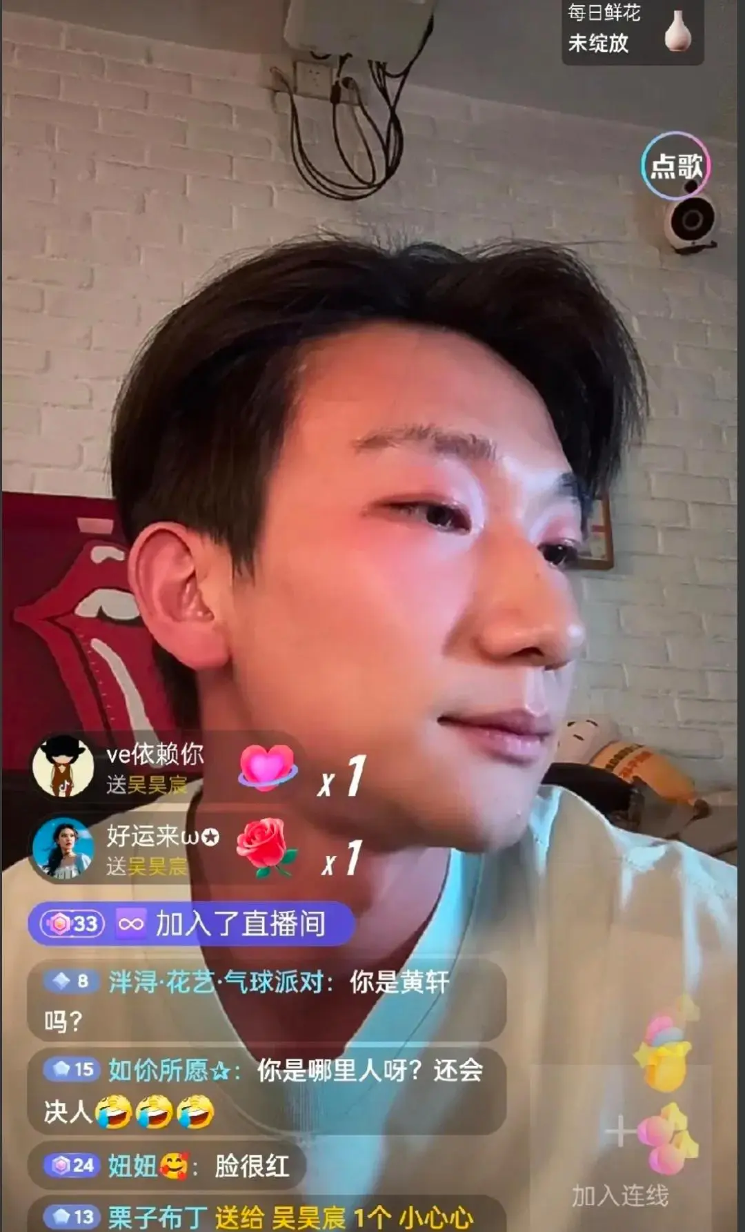 马伊琍米兰放光彩，小男友直播间落寞