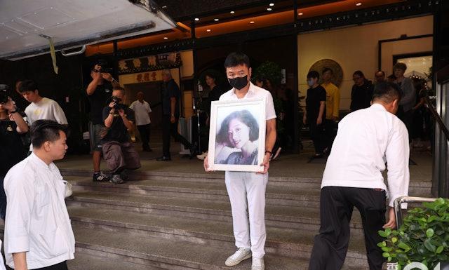 艾威太太告别式｜艾威强忍泪水送别亡妻陈美玲，缨红宴小酌红酒！
艾威太太陈美玲（L