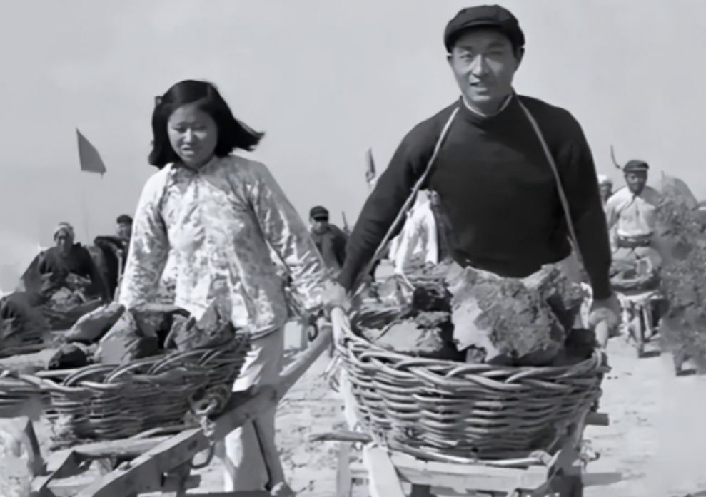 1954年12月1日，正在黑龙江农场干活的段德显，突然被叫到了办公室，办公室里坐